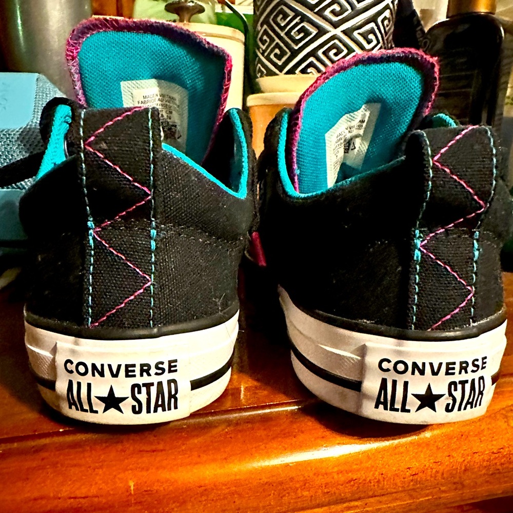 Women’s Converse sneaker, like new.
